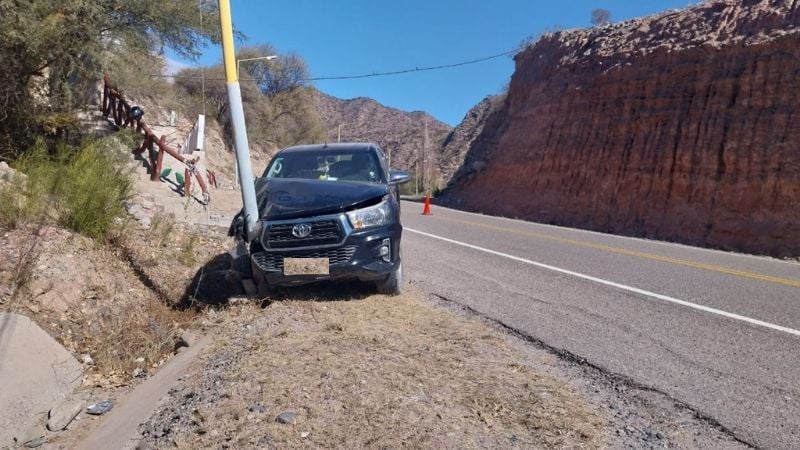 Chocó contra un poste de luz en la Ruta 40