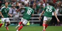 QUIÑONES FESTEJA SU GOL, el primer de México, frente a Sudáfrica.