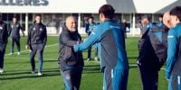 JORGE SAMPAOLI saludando a los jugadores de Talleres, en el predio 