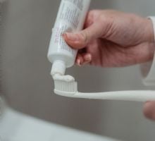 Prohíben la venta de un lote de un dentífrico por detectarse unidades ilegítimas