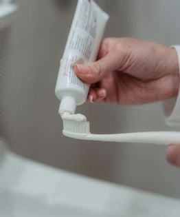 Prohíben la venta de un lote de un dentífrico por detectarse unidades ilegítimas