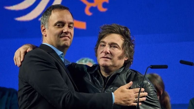 Tibio respaldo de Milei a la explicación de Adorni