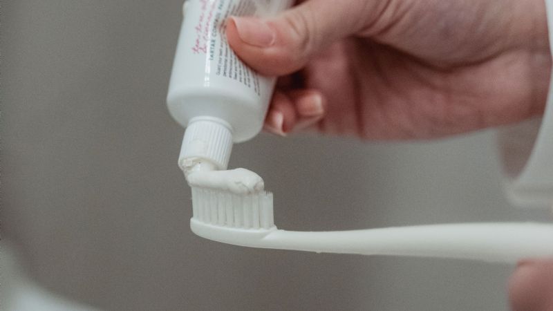 Prohíben la venta de un lote de un dentífrico por detectarse unidades ilegítimas