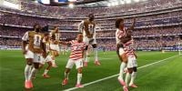 LOS JUGADORES estadounidenses festejando su goleada a los paraguayos, en el arranque del mundial.