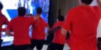 ALOCADO FESTEJO de los jugadores de Estados Unidos, que vieron la final en su concentracion por el Mudial de Fútbol.