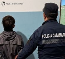 Lo sorprendieron pintando grafitis en una plaza y terminó arrestado