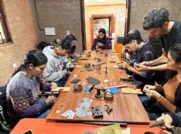 Orfebres por un día: grandes y chicos moldearon metal inspirados en la cultura ancestral
