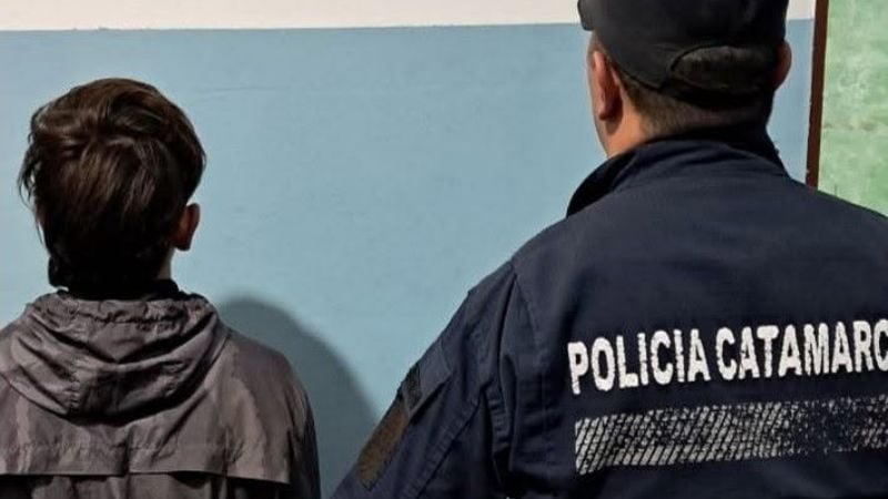 Lo sorprendieron pintando grafitis en una plaza y terminó arrestado
