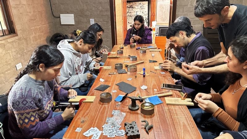 Orfebres por un día: grandes y chicos moldearon metal inspirados en la cultura ancestral