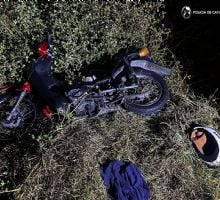 Abandonó una moto entre los pastizales al ver a la Policía y terminó detenido