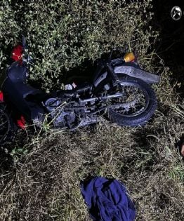 Abandonó una moto entre los pastizales al ver a la Policía y terminó detenido