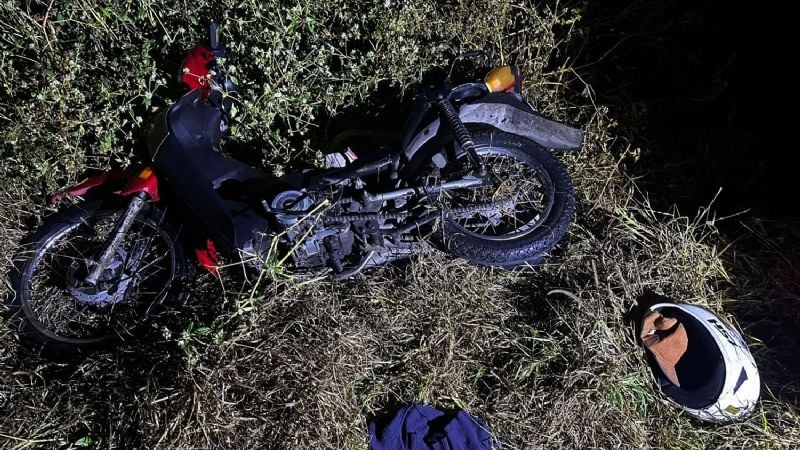 Abandonó una moto entre los pastizales al ver a la Policía y terminó detenido