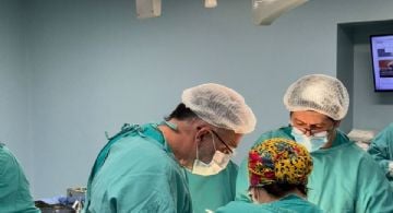 Se realizó una ablación de córneas en el Hospital San Juan