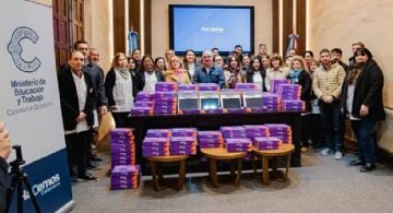 El Gobierno entregó tablets a escuelas para fortalecer la alfabetización