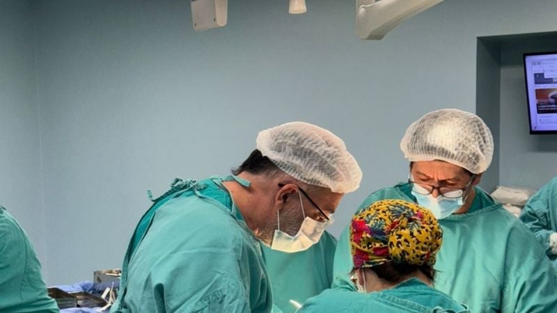 Se realizó una ablación de córneas en el Hospital San Juan