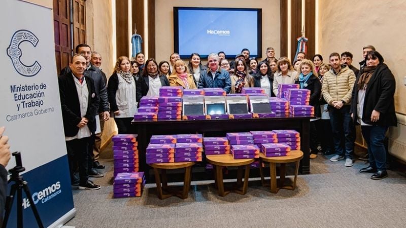 El Gobierno entregó tablets a escuelas para fortalecer la alfabetización