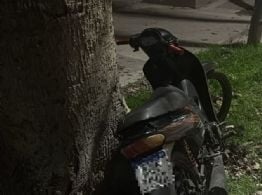 Tres sujetos le robaron la moto, y la policía la encontró abandonada
