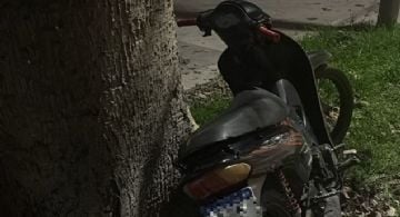 Tres sujetos le robaron la moto, y la policía la encontró abandonada
