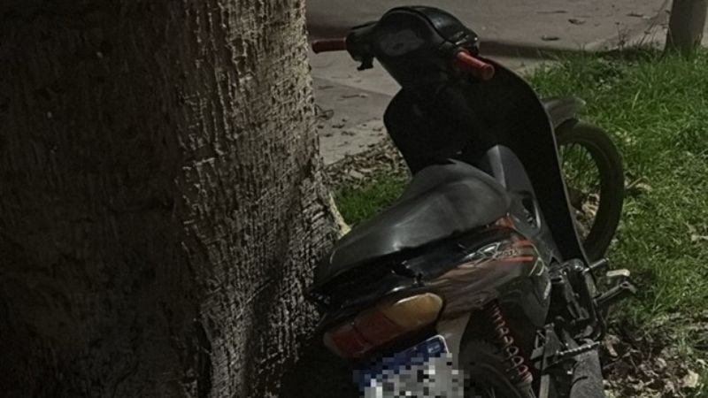 Tres sujetos le robaron la moto, y la policía la encontró abandonada