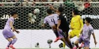 LUIS ROMO (7) ya pateó al arco, aprovechando que el arquero coreano había perdido la pelota en el aire.