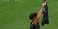 CONMOVIDOS, los compañeros de Koné le dedicaron el cuarto gol canadiense, convertido de tiro libre por Nathan-Dylan Saliba.