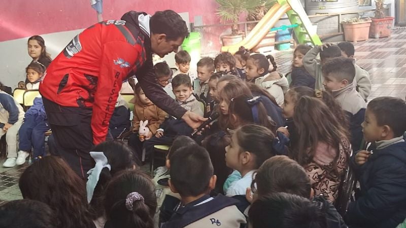 Bomberos Voluntarios festejaron su día donando sangre y compartiendo con niños y adultos mayores