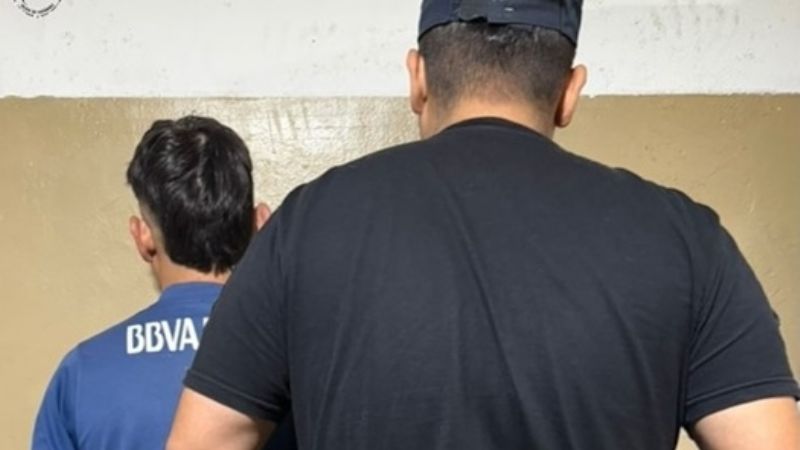 Quiso violentar un auto estacionado y lo vio un policía que estaba de franco
