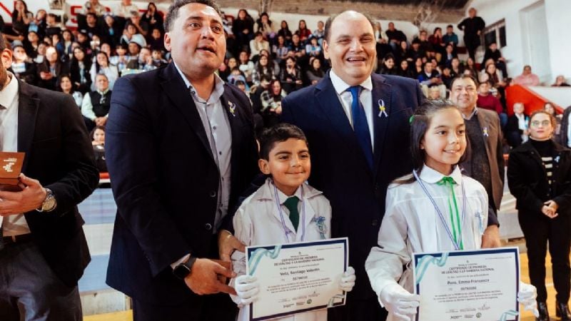 Más de 270 estudiantes municipales prometieron lealtad a la Bandera
