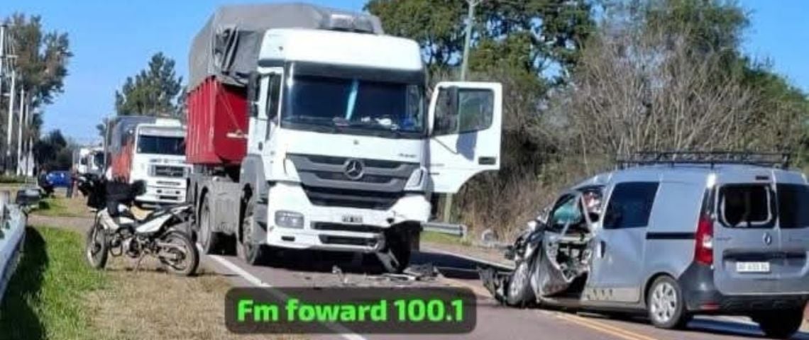 Fuerte choque frontal entre una camioneta y un camión en Ruta Nacional 64