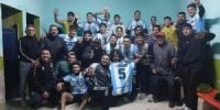 JUGADIRES, CUERPO TÉCNICOS Y ALLEGADOS de La Merced celebrando la clasificación a los 