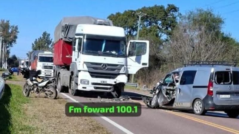 Fuerte choque frontal entre una camioneta y un camión en Ruta Nacional 64