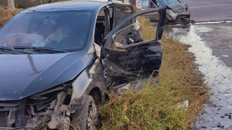 Violento choque entre dos autos dejó tres heridos y, uno de ellos, internado