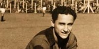 José Francisco Sanfilippo, con estampa de goleador: la camiseta de San Lorenzo, la cinta de capitán y la pelota.