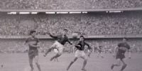 Boca-San Lorenzo, en la Bombonera, el 14 de julio de 1956: Sanfilippo en el aire, en busca de la pelota; a la izquierda, lo observa Antonio Rattín, otra leyenda del fútbol argentino.