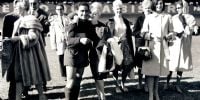 Con la camiseta de Boca, en 1963, y una postal simpática: Sanfilippo, con el elenco de 