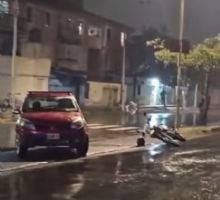 Choque entre un auto y una moto en una madrugada lluviosa
