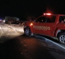 Dos catamarqueños heridos al volcar un camión en La Rioja