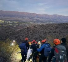 Rescatan a un hombre de 73 años que cayó con su parapente en un cerro