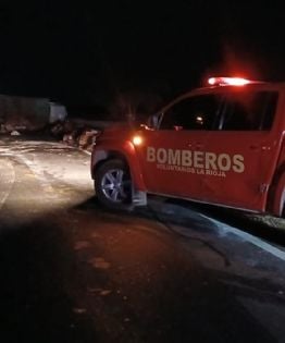 Dos catamarqueños heridos al volcar un camión en La Rioja