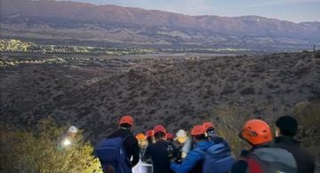Rescatan a un hombre de 73 años que cayó con su parapente en un cerro