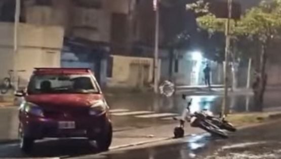 Choque entre un auto y una moto en una madrugada lluviosa