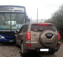 Chocaron un auto y un colectivo