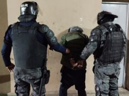 Amenazó con armas blancas a los policías