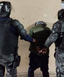 Amenazó con armas blancas a los policías