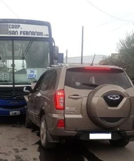 Chocaron un auto y un colectivo