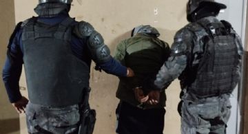 Amenazó con armas blancas a los policías