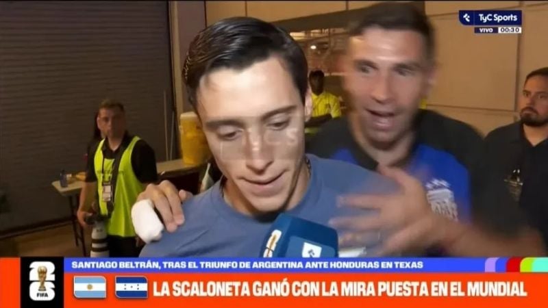 Gesto del “Dibu” con Beltrán: “Vamos, papá…”