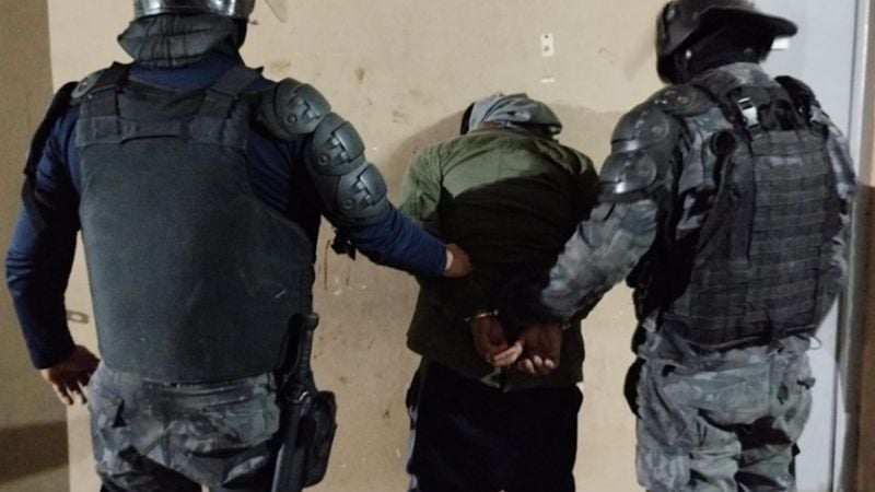 Amenazó con armas blancas a los policías