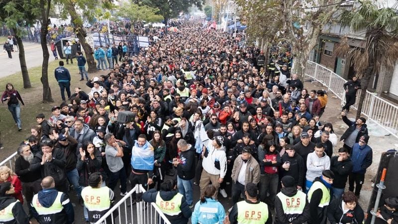 De forma pacífica y organizada, miles de fanáticos despiden al Indio Solari