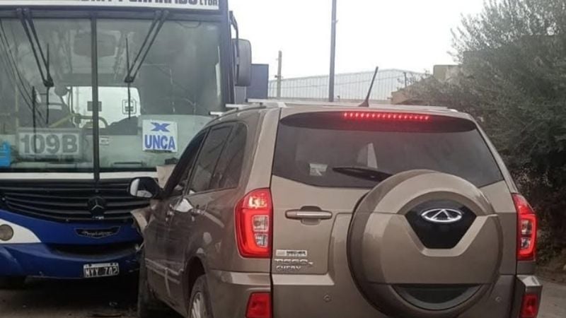 Chocaron un auto y un colectivo
